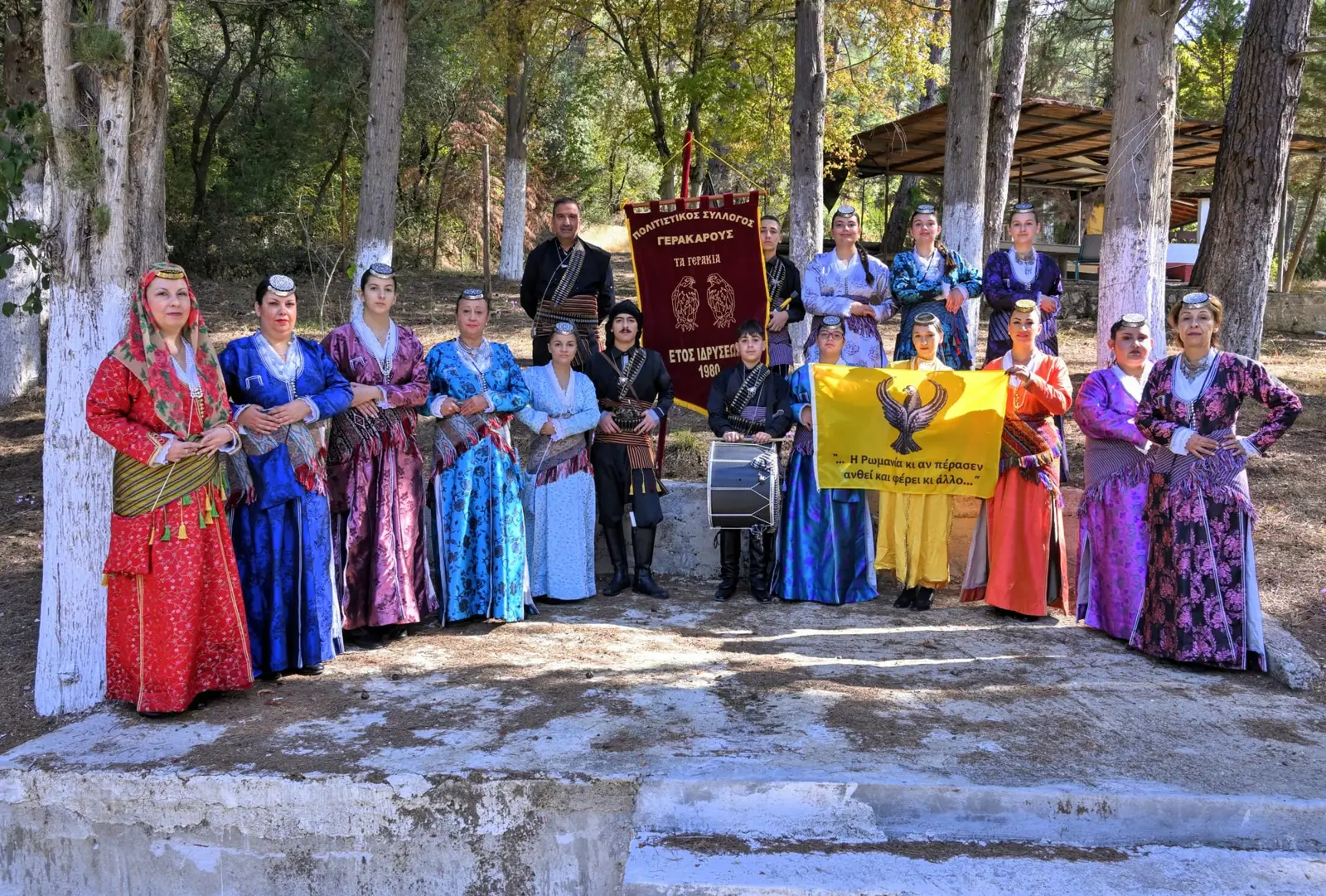 Τα χορευτικά του συλλόγου με παραδοσιακές φορεσιές και το λάβαρο των Γερακιών